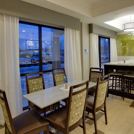 Holiday Inn Express Hotel & Suites Meadowlands Area By Ihg Карлстад Экстерьер фото