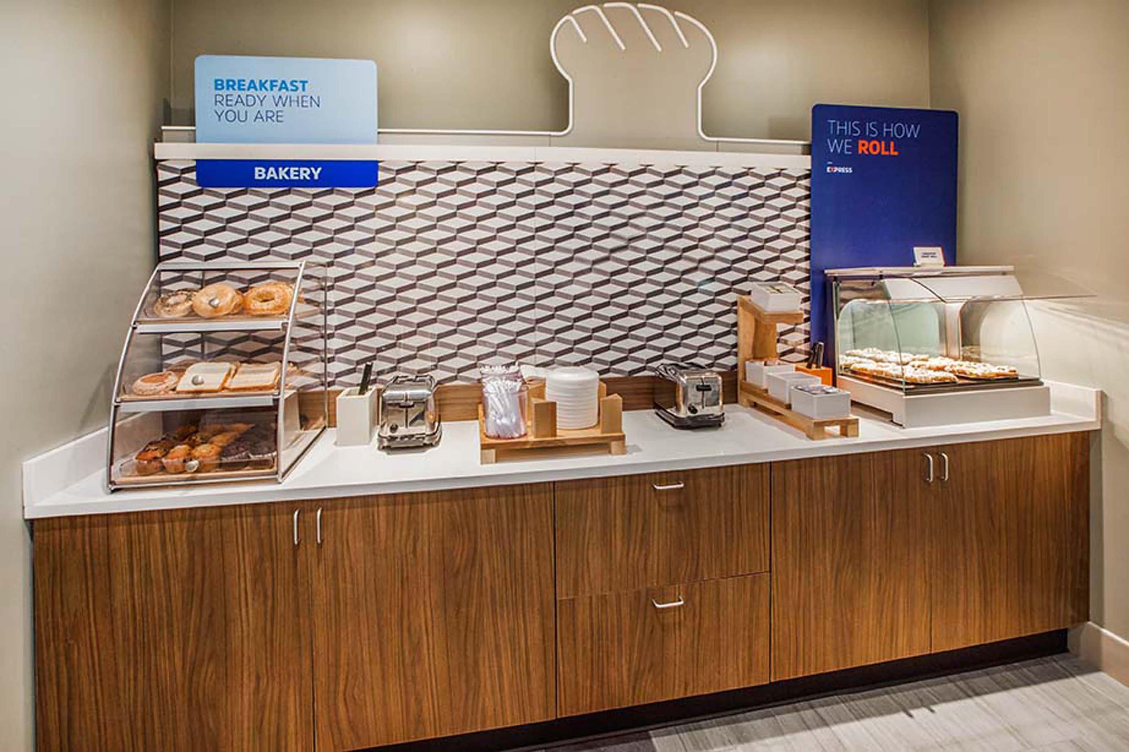 Holiday Inn Express Hotel & Suites Meadowlands Area By Ihg Карлстад Экстерьер фото