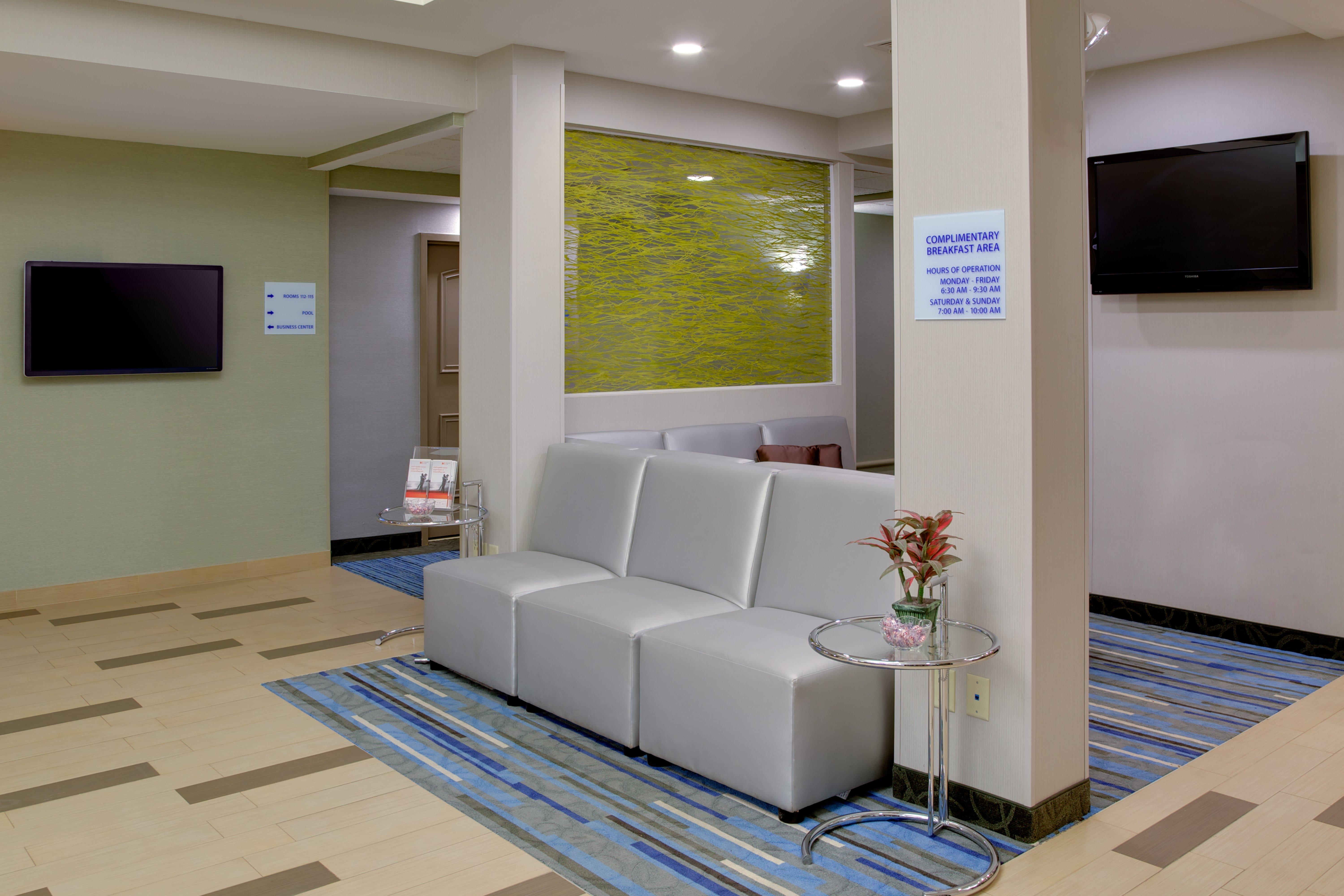 Holiday Inn Express Hotel & Suites Meadowlands Area By Ihg Карлстад Экстерьер фото