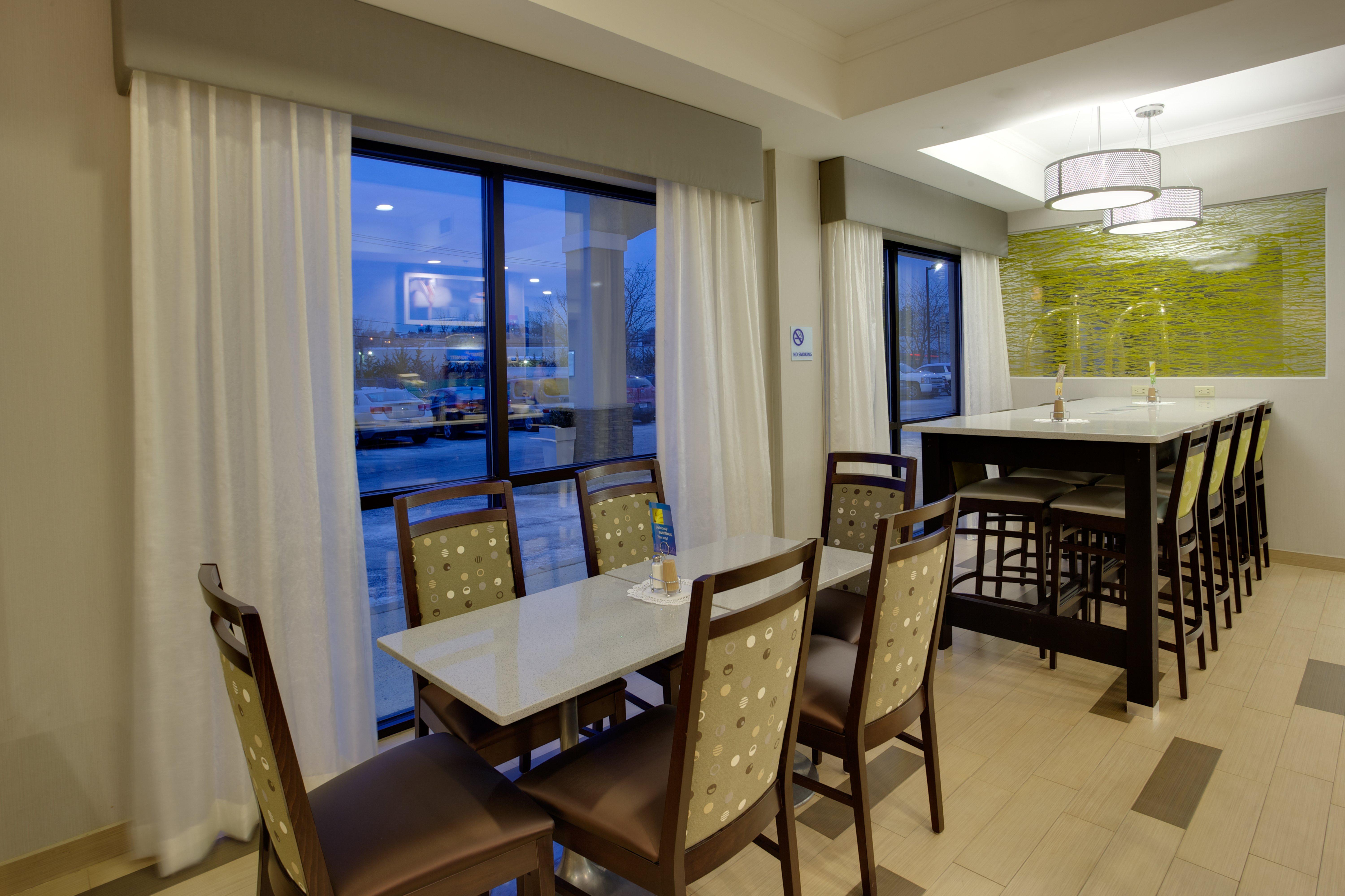 Holiday Inn Express Hotel & Suites Meadowlands Area By Ihg Карлстад Экстерьер фото