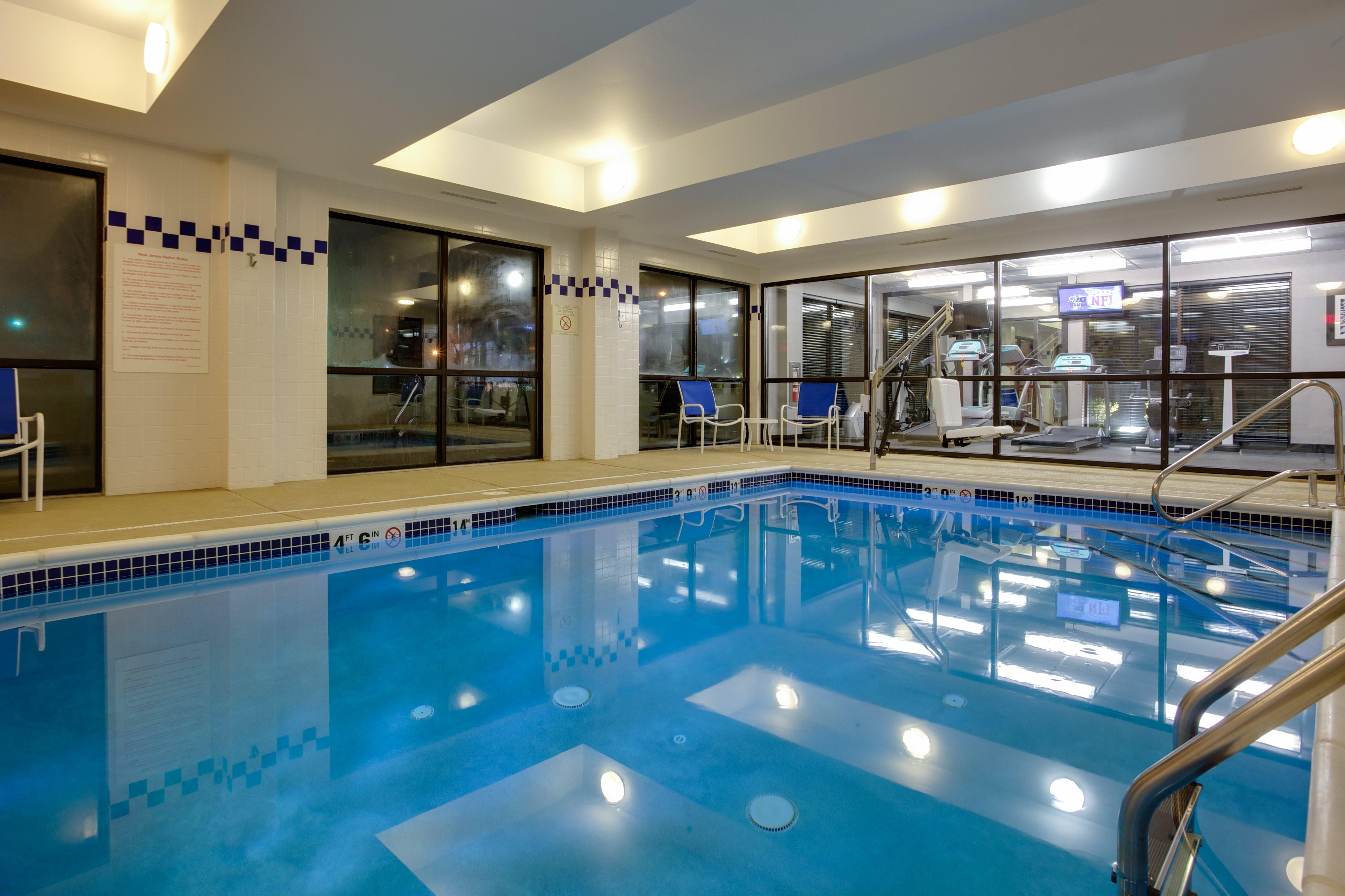 Holiday Inn Express Hotel & Suites Meadowlands Area By Ihg Карлстад Экстерьер фото