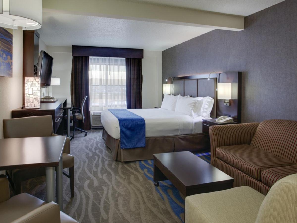 Holiday Inn Express Hotel & Suites Meadowlands Area By Ihg Карлстад Экстерьер фото