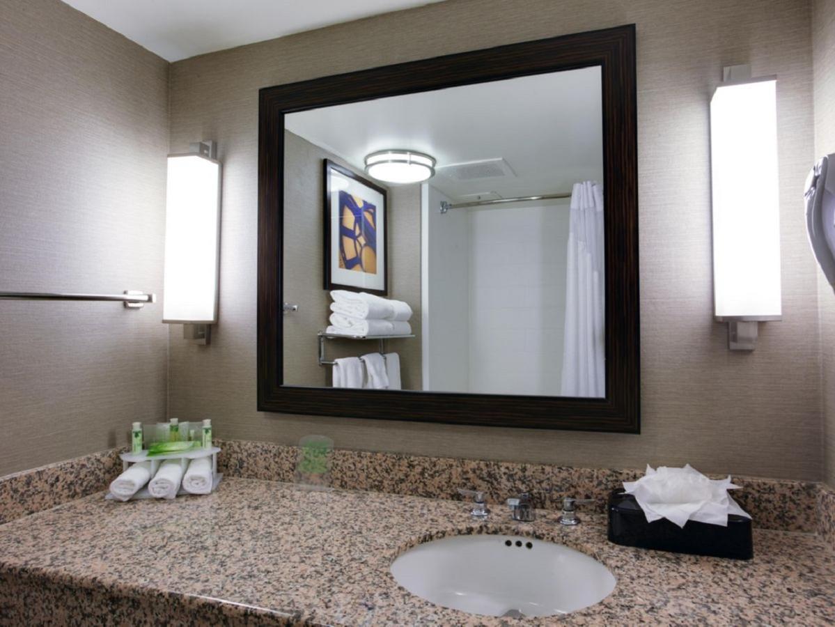 Holiday Inn Express Hotel & Suites Meadowlands Area By Ihg Карлстад Экстерьер фото