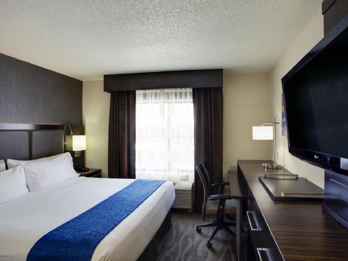 Holiday Inn Express Hotel & Suites Meadowlands Area By Ihg Карлстад Экстерьер фото