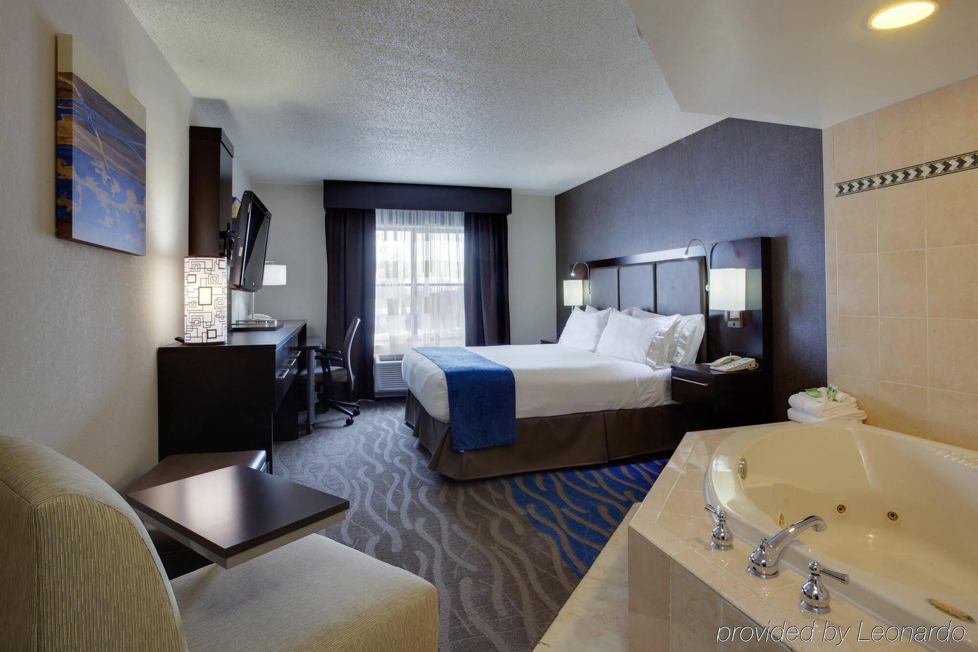 Holiday Inn Express Hotel & Suites Meadowlands Area By Ihg Карлстад Экстерьер фото